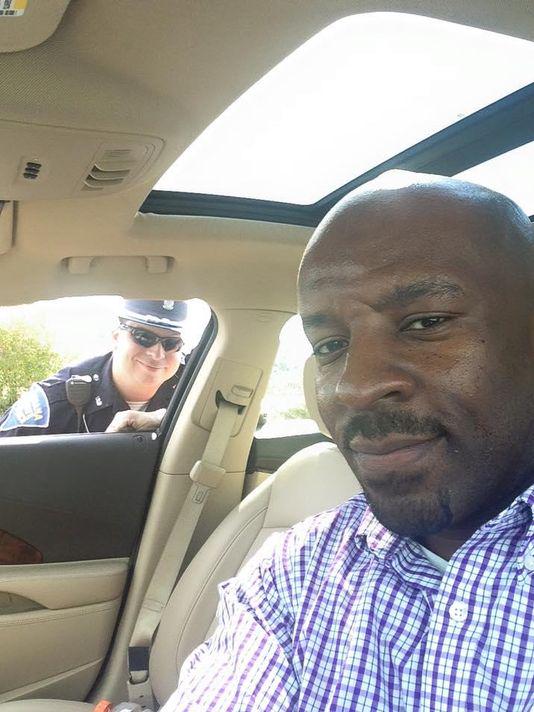 Muncie man takes selfie with officer during traffic stop, picture goes viral