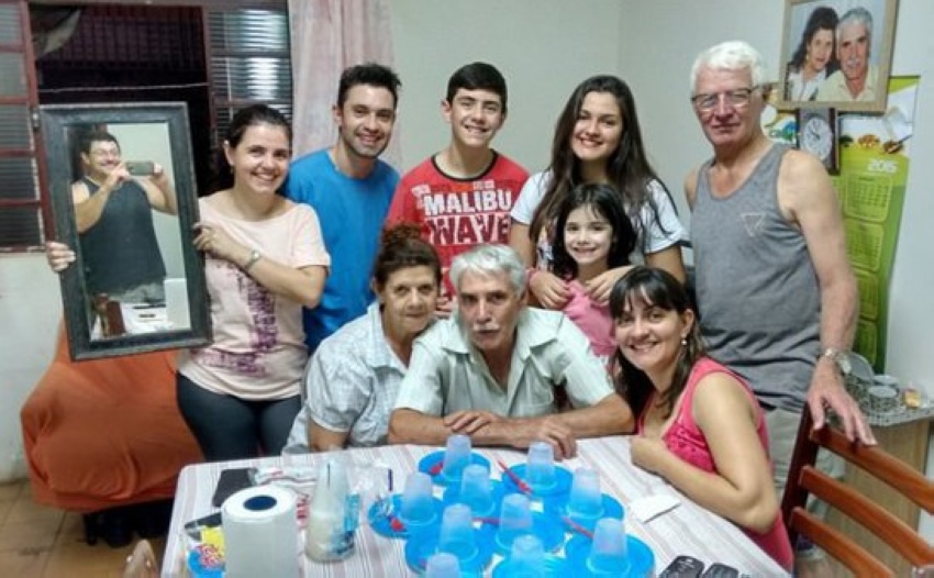 Family Without Timer Takes HILARIOUS Family Photo!